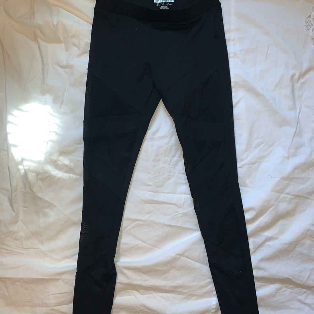 Cutout detail leggings